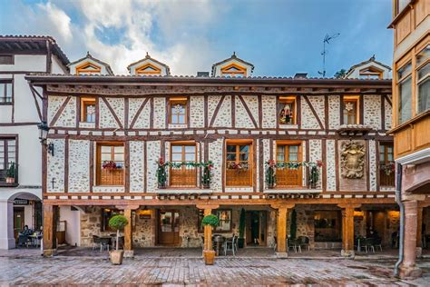 Casas tradicionales de Guisando con entramados de madera