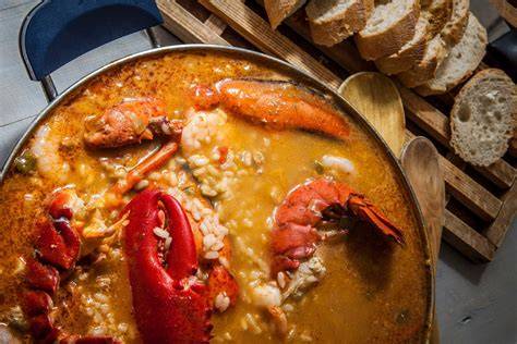 Plato servido de arroz con bogavante gallego