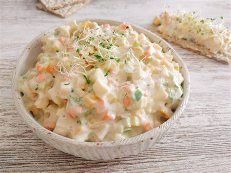 Ingredientes frescos para ensalada con mayonesa de naranja