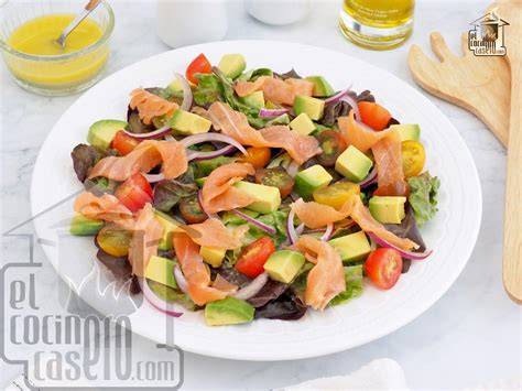 Ensalada de aguacate, salmón y langostinos servida en cáscaras de naranja