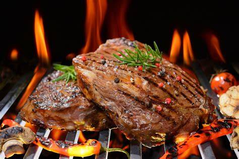 Variedad de cortes de carne para asado en una parrilla