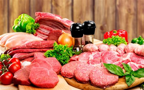 Mesa con diferentes tipos de carnes asadas y acompañamientos