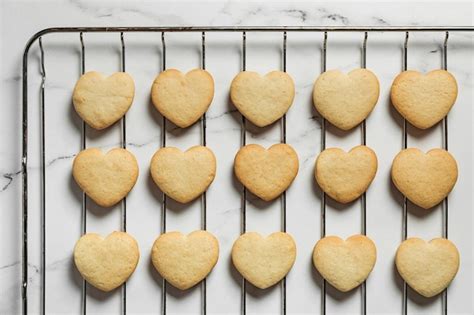 Galletas de mantequilla recién horneadas en una rejilla