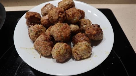 Albóndigas doradas en una sartén