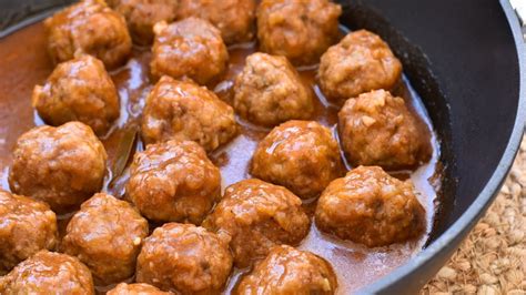 Albóndigas cocinándose a fuego lento en la salsa