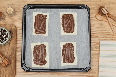 Untando nocilla sobre la masa de hojaldre