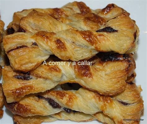 Lazos de hojaldre con nocilla horneados y espolvoreados con azúcar glass