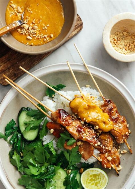 Brochetas de pollo satay con salsa de cacahuetes y arroz basmati