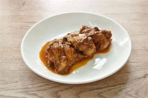 Pollo con cacahuetes crocantes y salsa de soja, servido con arroz