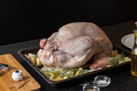 Pavo relleno dorado listo para servir