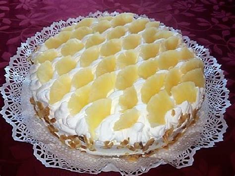 Tarta de piña, crema y nata con rodajas de piña y crema batida
