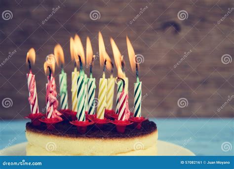 Pastel de cumpleaños con velas encendidas