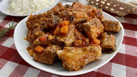 Plato de costillas de cerdo guisadas servido