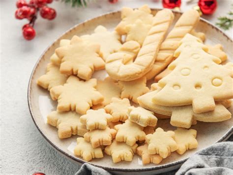 Variedad de galletas de mantequilla con formas navideñas