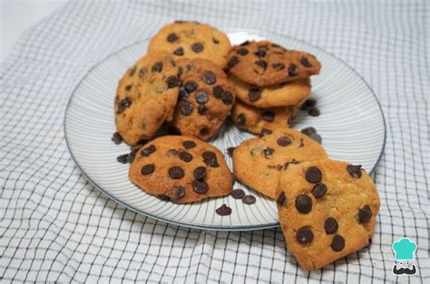 Plato de galletas de chocolate con chispas