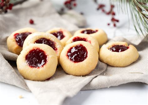 Galletas navideñas rellenas de mermelada con un corte en el centro