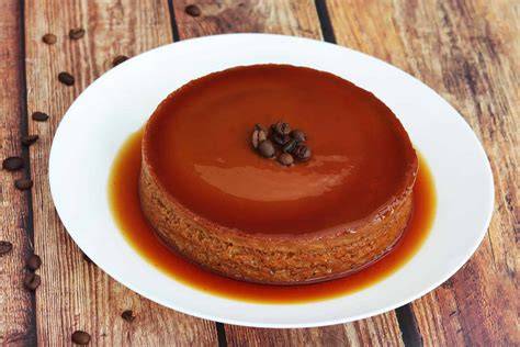Flan de café con nata listo para servir