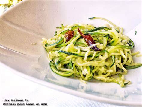 Espaguetis de calabacín con ajo y guindilla en una sartén