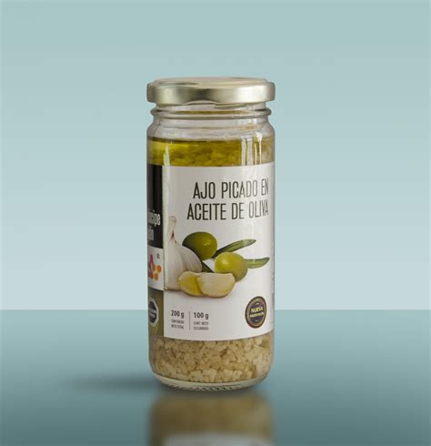 Ajo laminado friéndose en aceite de oliva