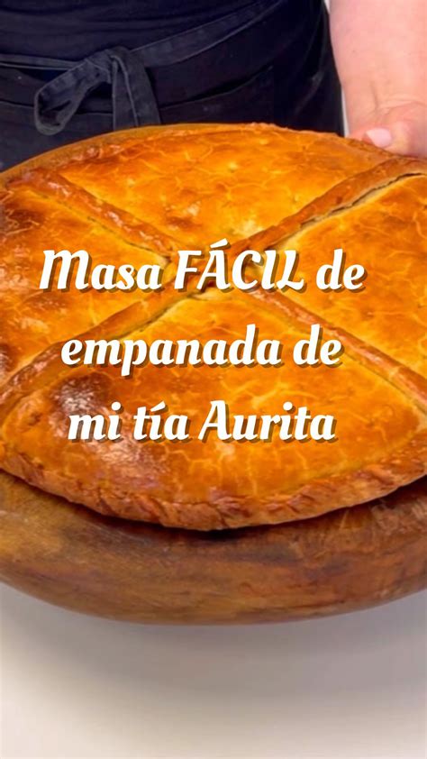 Tía Aurita amasando masa de empanada