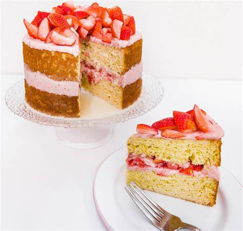 Pastel de tres leches clásico decorado con fresas