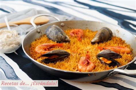 Fideuá de marisco servida con alioli