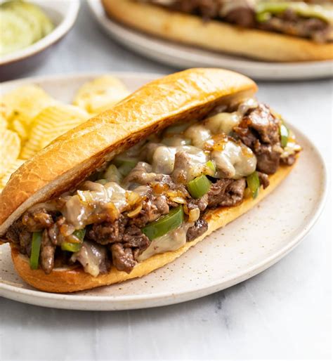Crepe de Philly Cheese Steak enrollado y listo