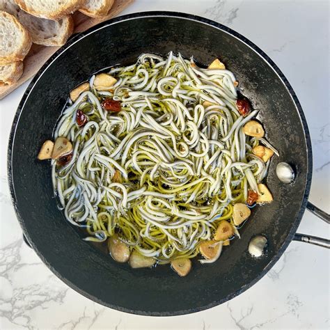 Preparación de gulas con ajo y cayena