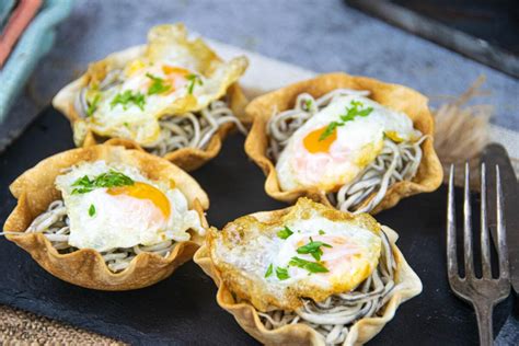 Cestitas de gulas con jamón