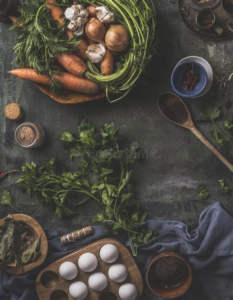 Ingredientes frescos para tallarines: huevos, verduras, hierbas