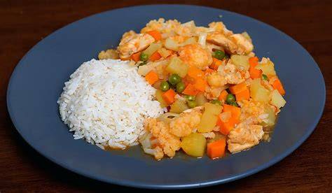 Guiso de pollo con coliflor, zanahoria y otras verduras