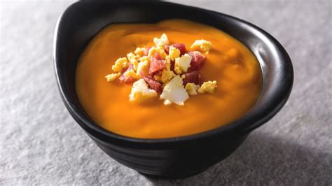 Salmorejo cordobés servido con huevo duro y jamón ibérico