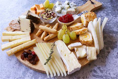 Surtido de quesos españoles en una tabla gourmet