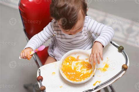 Bebé comiendo gazpacho