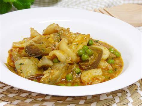 Plato de guiso de sepia con alcachofas