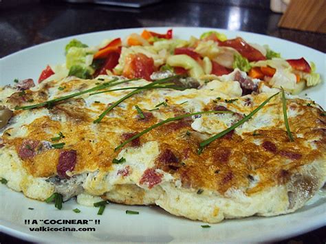 Tortilla de claras de huevo con champiñones y pavo