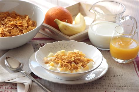 Plato de desayuno con cereales sin gluten y frutas