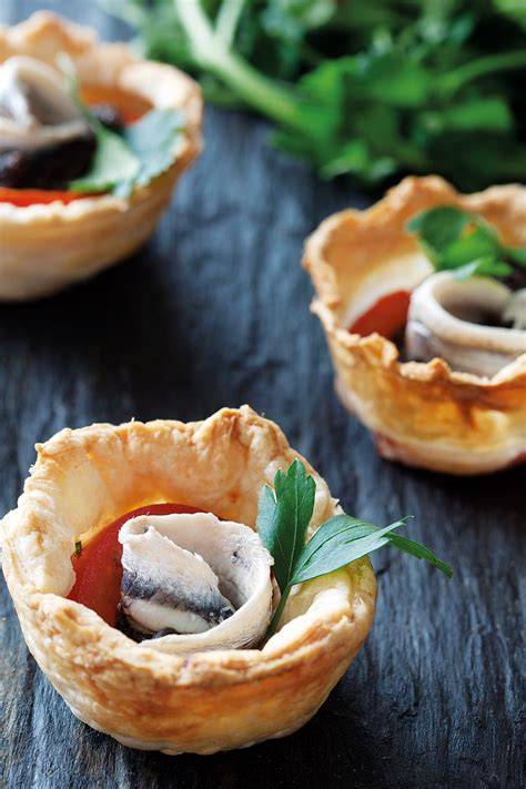 Tartaletas de aceitunas negras y boquerones