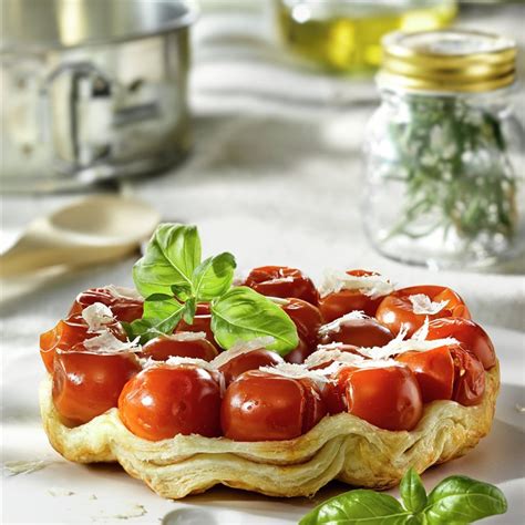 Tarta de tomatitos con parmesano recién horneada
