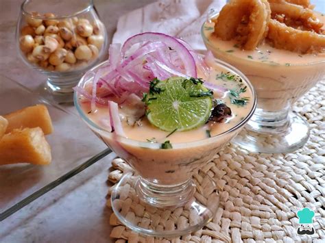 Vaso de Leche de Tigre con ingredientes frescos alrededor