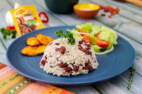 Plato de chuleta apanada con arroz, frijoles y plátano maduro
