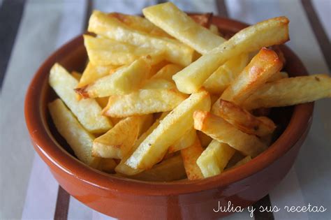 Patatas fritas al horno en una bandeja