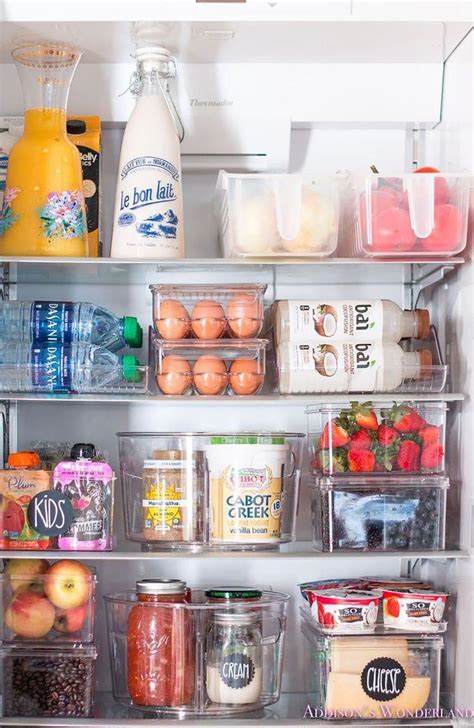 Estantes de refrigerador con diversos botes de salsas organizados