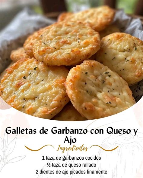 Plato con galletas de garbanzo y queso recién horneadas