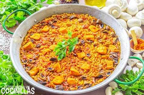 Arroz con pollo con champiñones en paellera