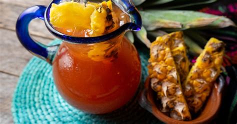Preparación tradicional de tepache con piña y piloncillo