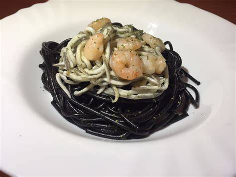 Plato de espaguetis negros con gambas y gulas