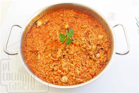 plato de arroz con berberechos y cebollino