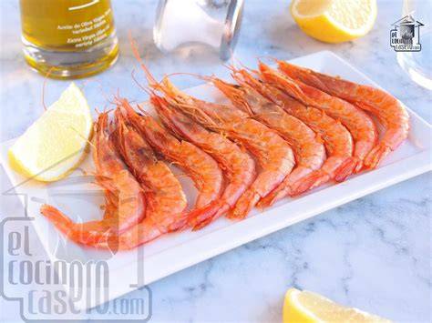 Bandeja de gambas rojas listas para el horno
