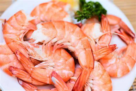 Plato de gambas rojas servidas tras el horneado